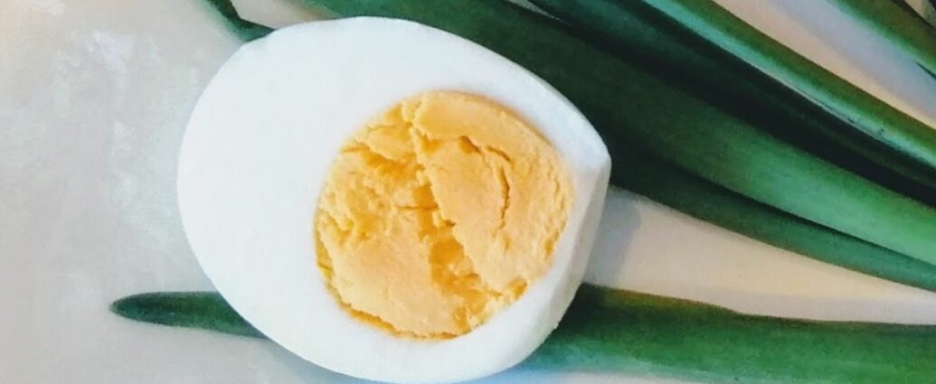 Jajko ugotowane na twardo na bąkach cebulki dymki