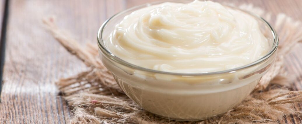 Domowy majonez w szklanej miseczce