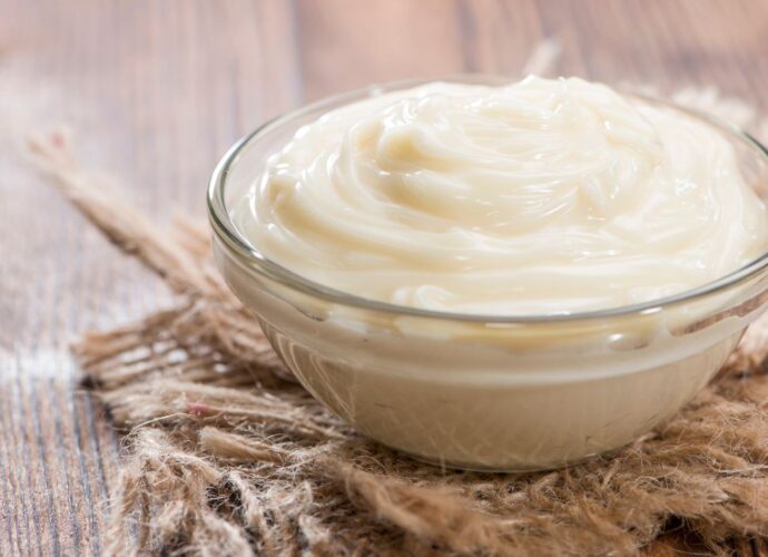 Domowy majonez w szklanej miseczce