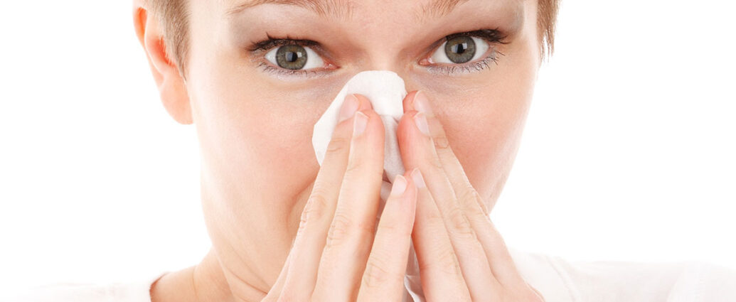 Kobieta siąka nos, ponieważ ma katar