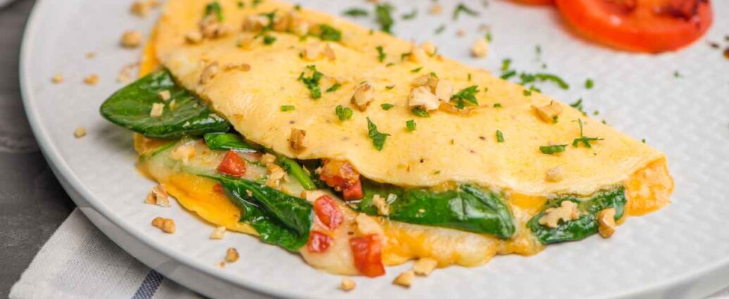 Klasyczny omlet ze szpinakiem i z dodatkiem pomidorów