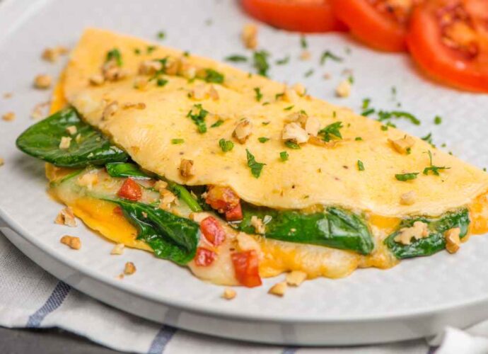 Klasyczny omlet ze szpinakiem i z dodatkiem pomidorów