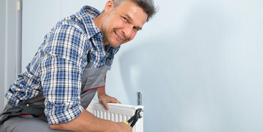 Hydraulik przy grzejniku