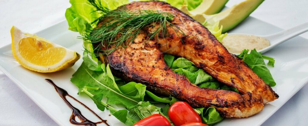 Łosoś z grilla podany z sałatą, pomidorkami i octem balsamicznym