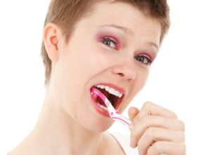 Wybielająca pasta do zębów - usuń żółty nalot z zębów