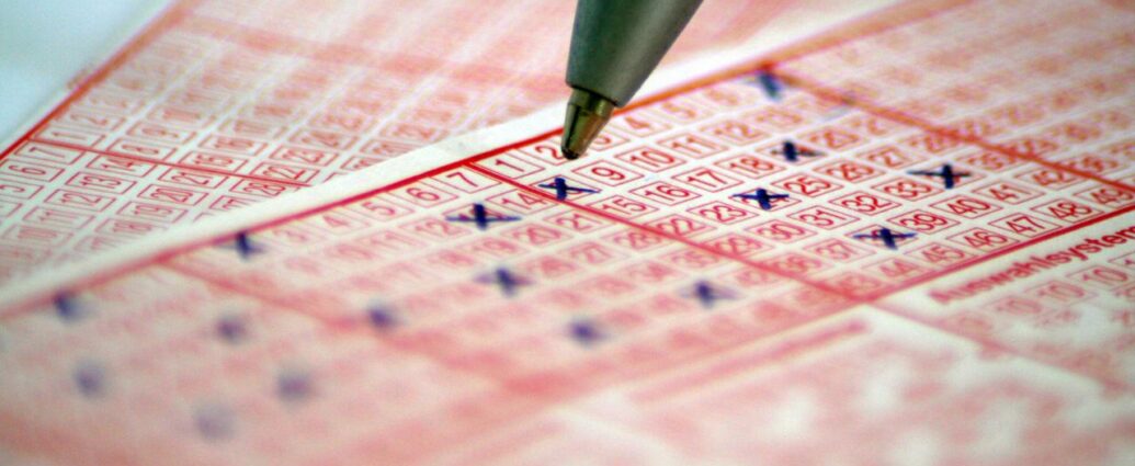 Kupony lotto z zakreślonymi liczbami