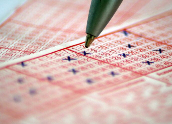 Kupony lotto z zakreślonymi liczbami