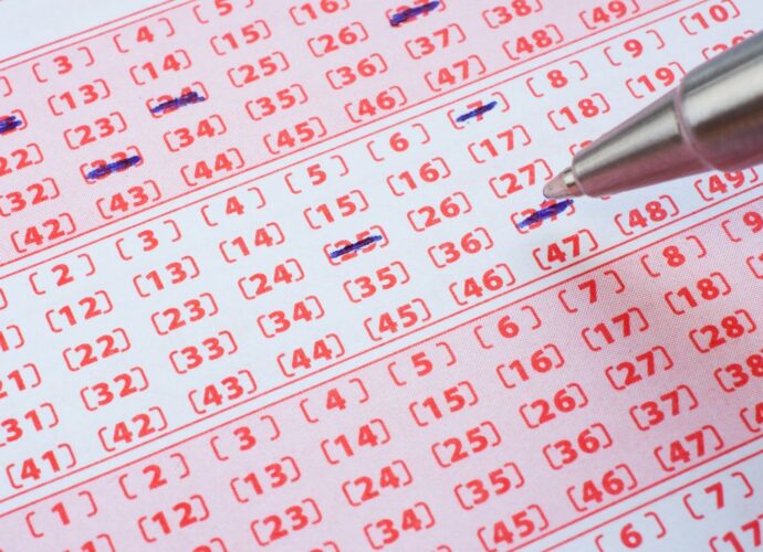 Kupony lotto z zakreślonymi liczbami