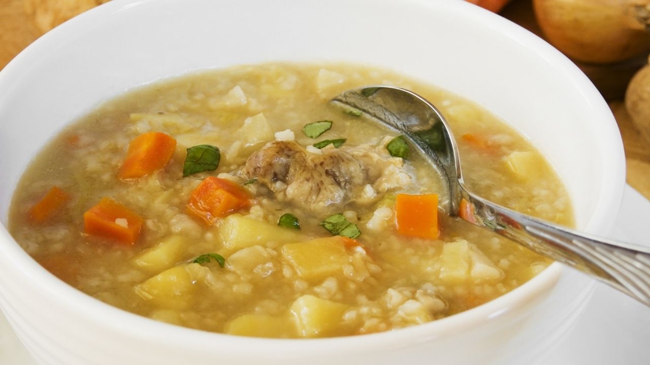 Krupnik - zupa na wywarze z golonki