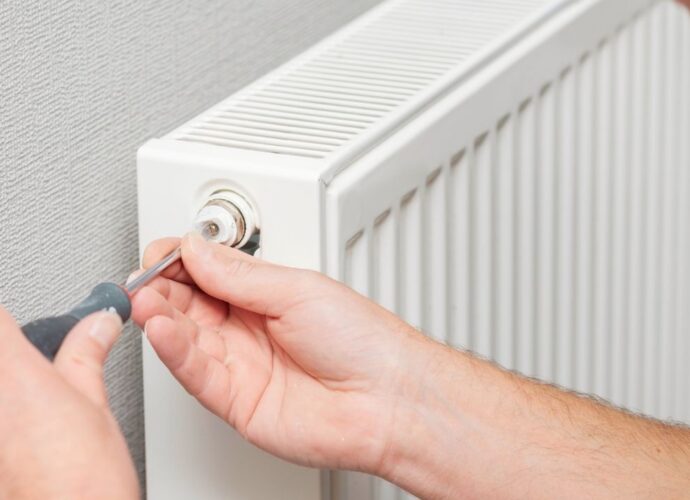 Odpowietrzanie grzejników, to zabieg, który warto wykonać przed początkiem sezonu grzewczego