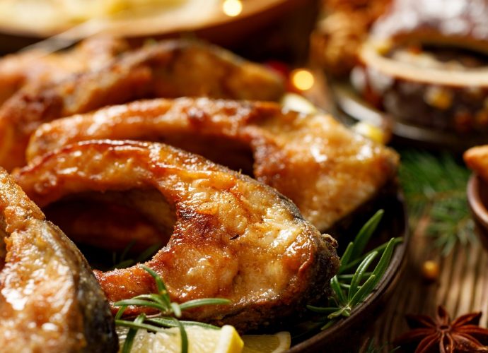 Tradycyjny smażony karp na kolację wigilijną