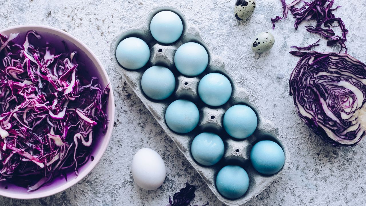 Niebieskie pisanki zafarbowane przy pomocy wywaru z liści czerwonej kapusty
