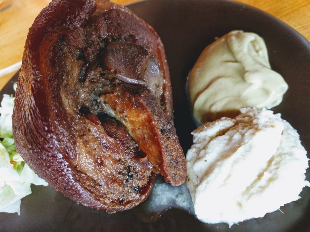 Pieczona golona podana z chrzanem i musztardą