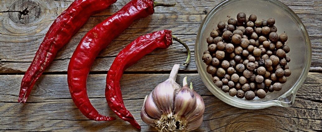 Pikantne przyprawy - pieprz i papryczka chili - wspomagają odchudzanie i przedłużają życie