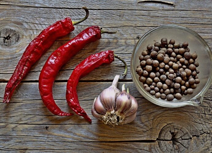 Pikantne przyprawy - pieprz i papryczka chili - wspomagają odchudzanie i przedłużają życie
