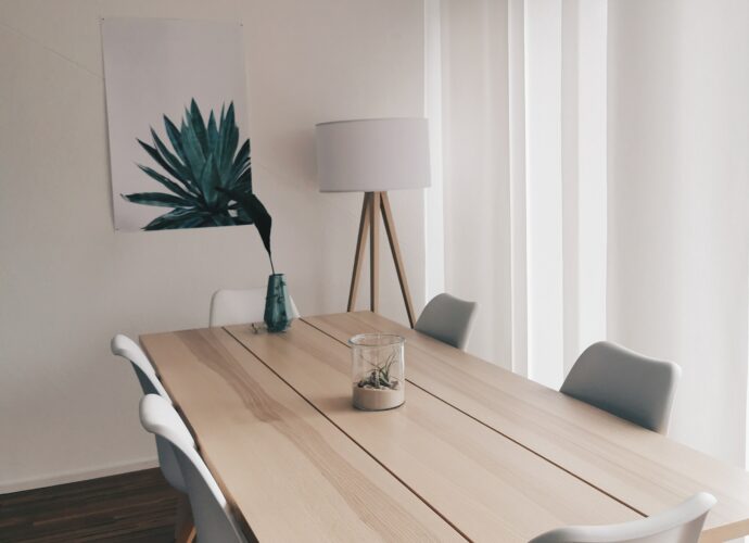 Meble w jadalni - stół i krzesła