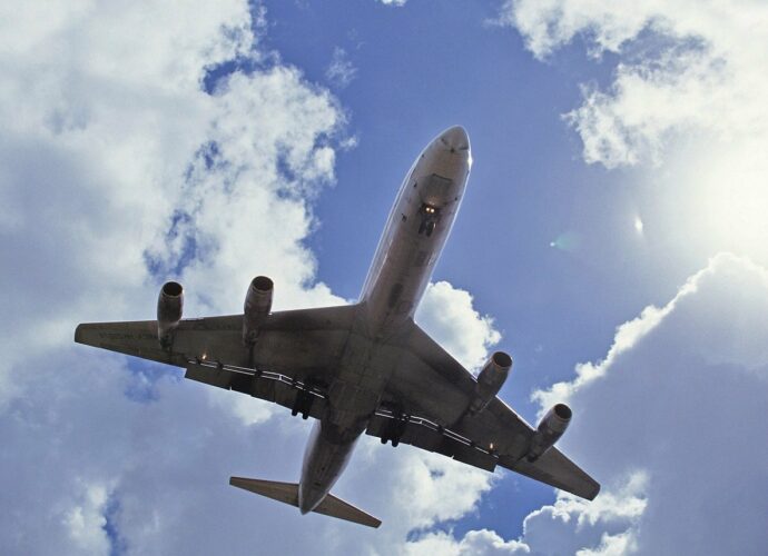 Jak bezpiecznie podróżować samolotem w czasie pandemii COVID-19
