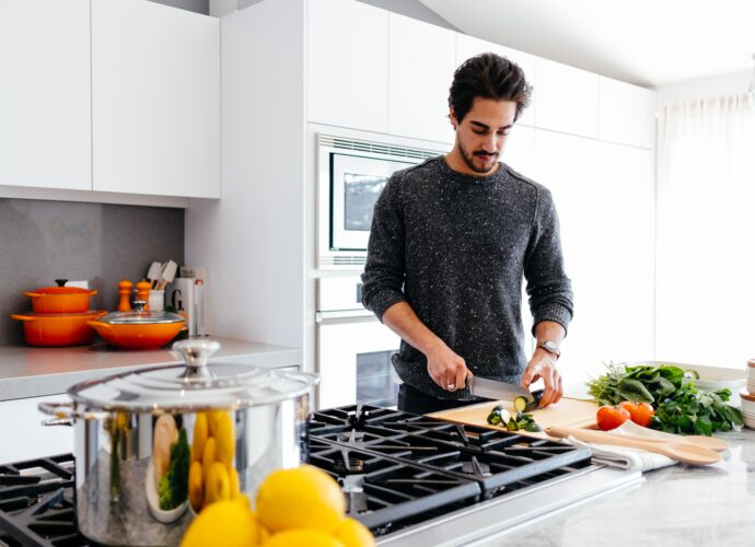 Funkcjonalna kuchnia urządzona na biało