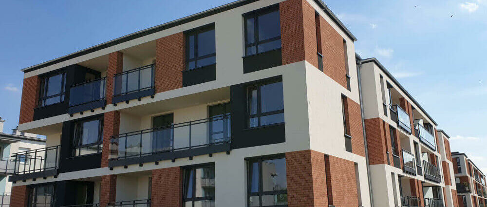 Balustrady szklane idealnie dopełniają elewację budynku