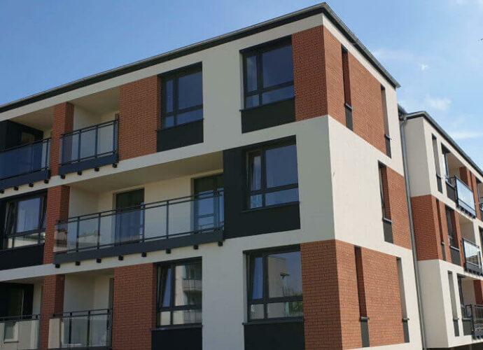 Balustrady szklane idealnie dopełniają elewację budynku