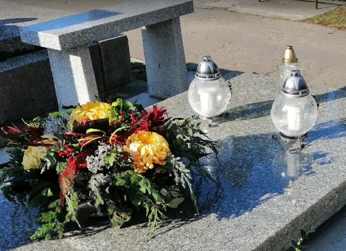 Wiązanka z chryzantem na cmentarzu - jakie kwiaty wybrać na cmentarz