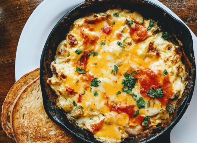 Smażone jajka z pomidorami na patelni