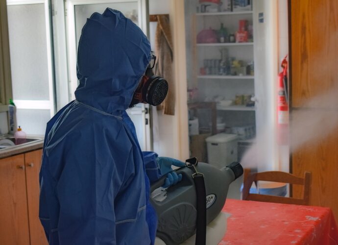 Dezynfekcja w czasie pandemii COVID-19. Kiedy jest obowiązkowa