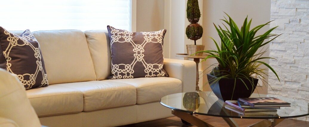 Pomysły na mały salon - sofa i stolik kawowy