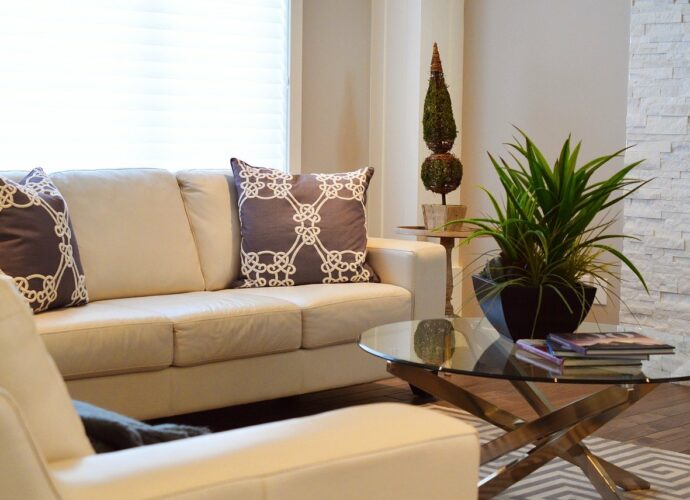 Pomysły na mały salon - sofa i stolik kawowy