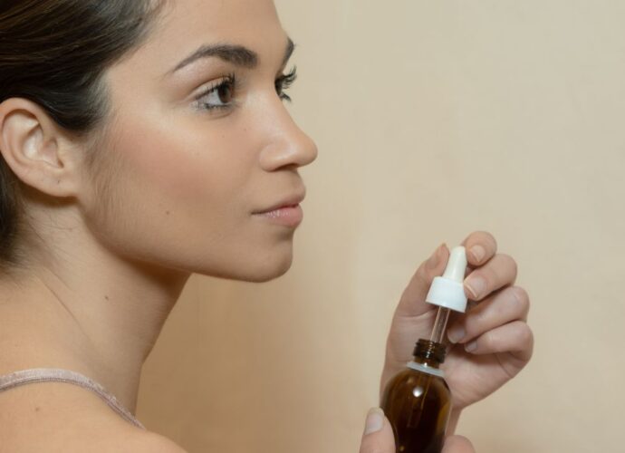 Kobieta używa olejku z pestek malin