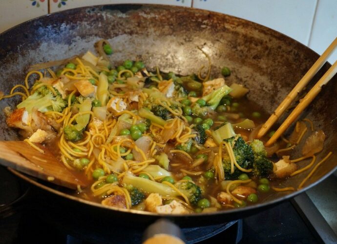 Warzywa smażone w woku. Sprawdź, jak smażyć w woku