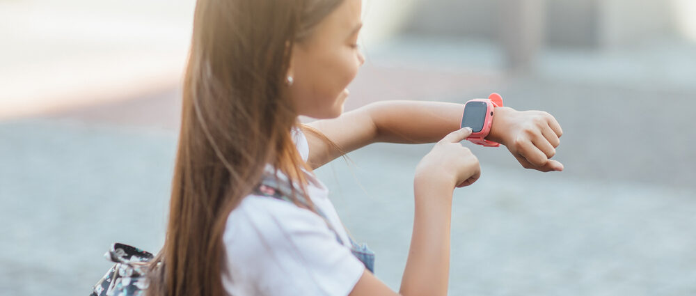 Dziewczynka ze smartwachem na ręce