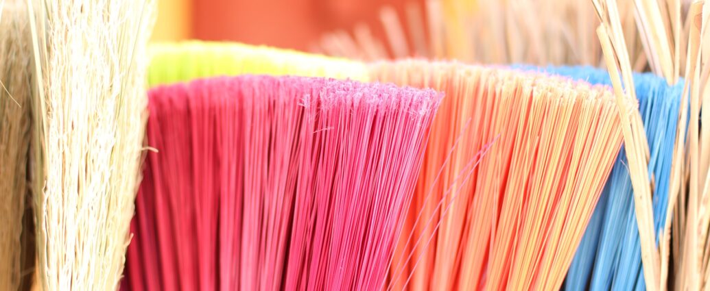 Miotła - akcesoria do sprzątania niezbędne w każdym domu