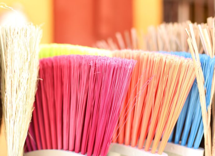 Miotła - akcesoria do sprzątania niezbędne w każdym domu