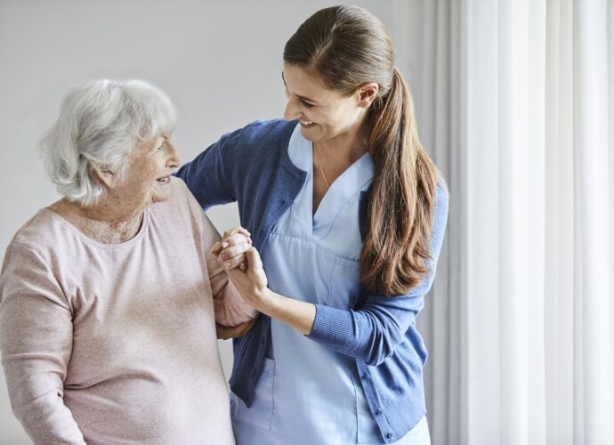 Starsza pani wraz z opiekunką w prywatnym domu seniora