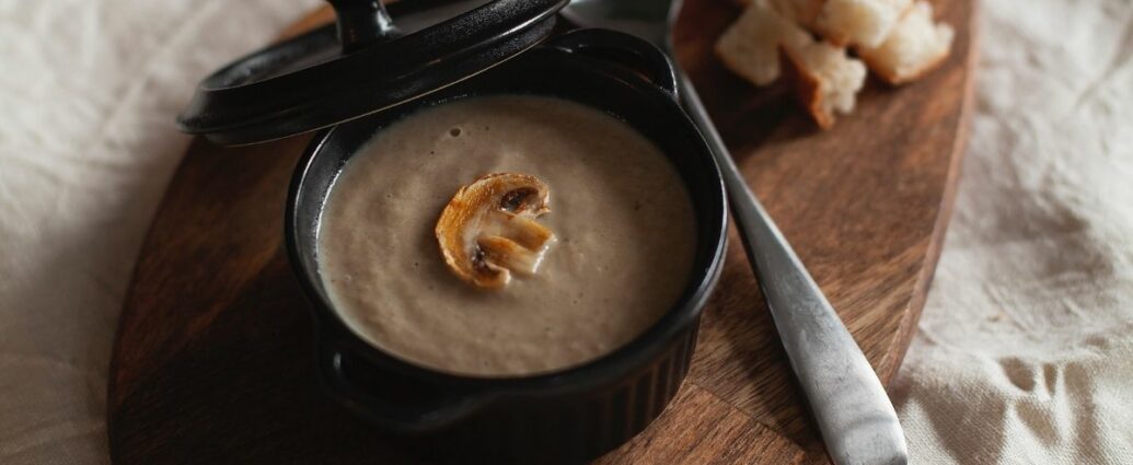 Zupa grzybowa w ceramicznej misce