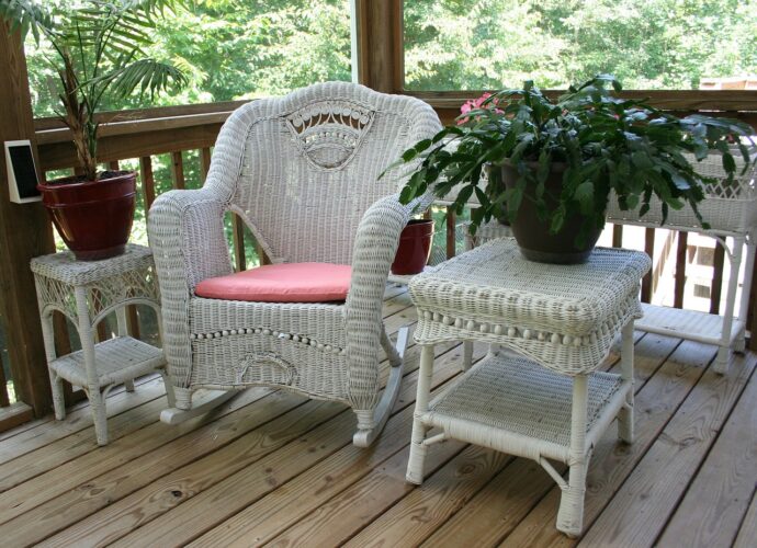 Meble wiklinowe - stolik oraz krzesło z wikliny na tarasie