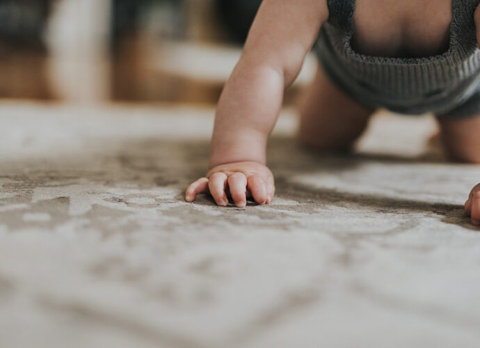 Nauka raczkowania - maluch raczkuje na dawanie