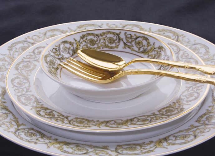 Serwis obiadowo-kawowy z białej porcelany ze złotym zdobieniem