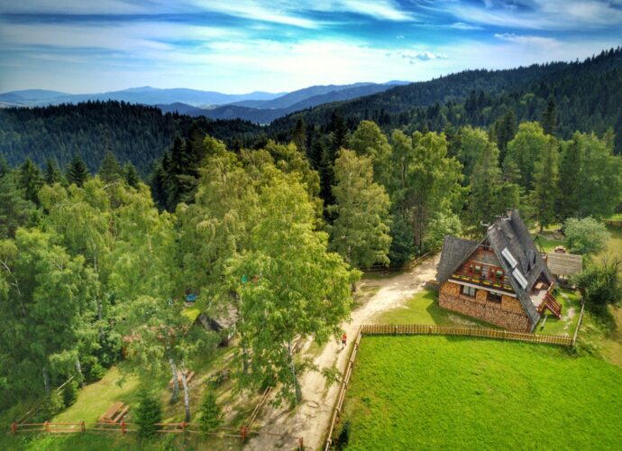 Rabkoland / Widok na Gorce z Rabki Zdrój - domek w górach