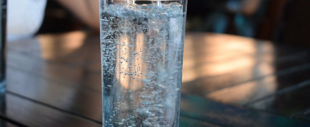 Szklanka źródlanej wody nalanej z dystrybutora