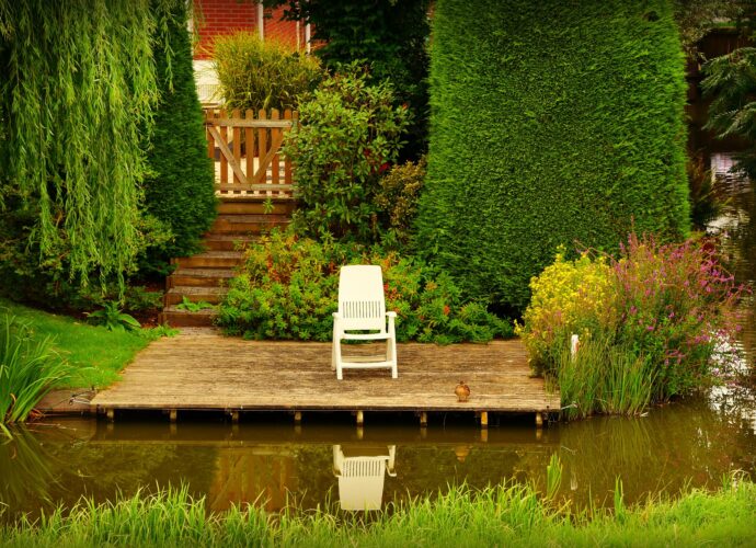 Zadbany ogród z tarasem wypoczynkowym i oczkiem wodnym