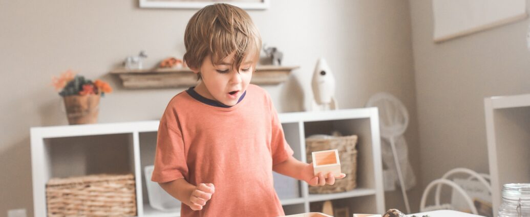 Dziecko bawi się drewnianymi zabawkami