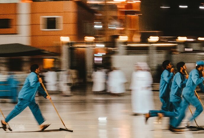 Pracownicy firmy sprzątającej myją podłogę