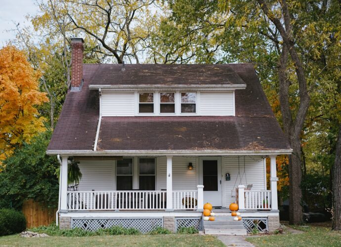 Dom jednorodzinny z białą elewacją