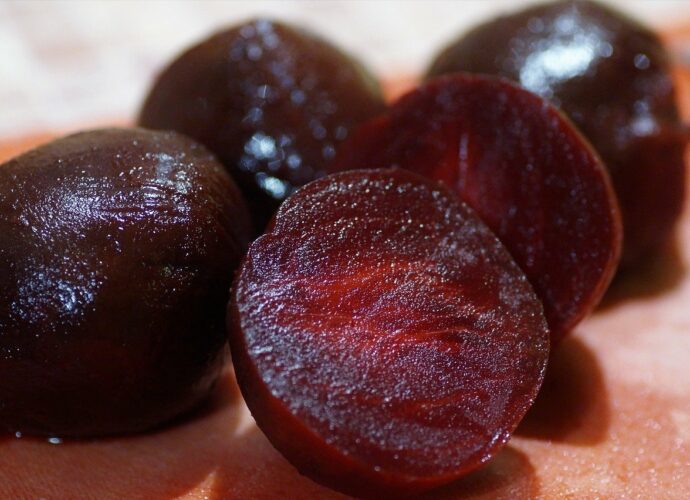 Pieczone buraki ćwikłowe rozkrojone na połówki