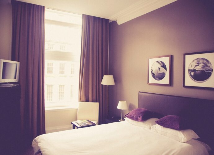 Fioletowe zasłony dobrane do koloru ścian