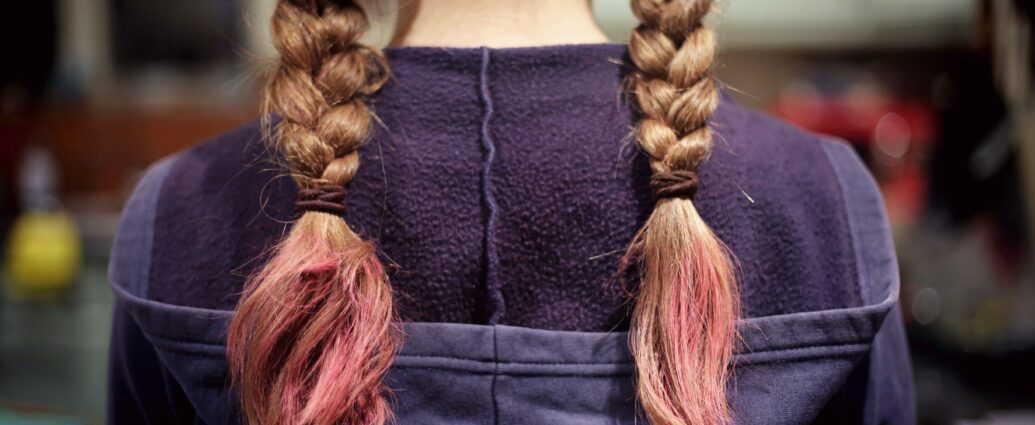 Dziewczyna ze zniszczonymi włosami zaplecionymi w warkocze. Fot. Emma Simpson