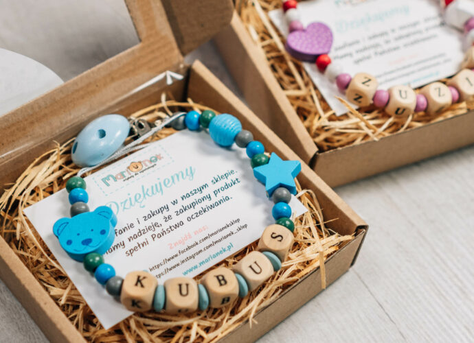 Akcesoria do smoczka - zawieszka z imieniem z koralików