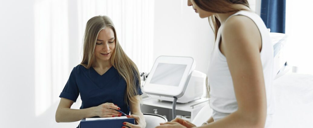 Lekarka z pacjentką w przychodni